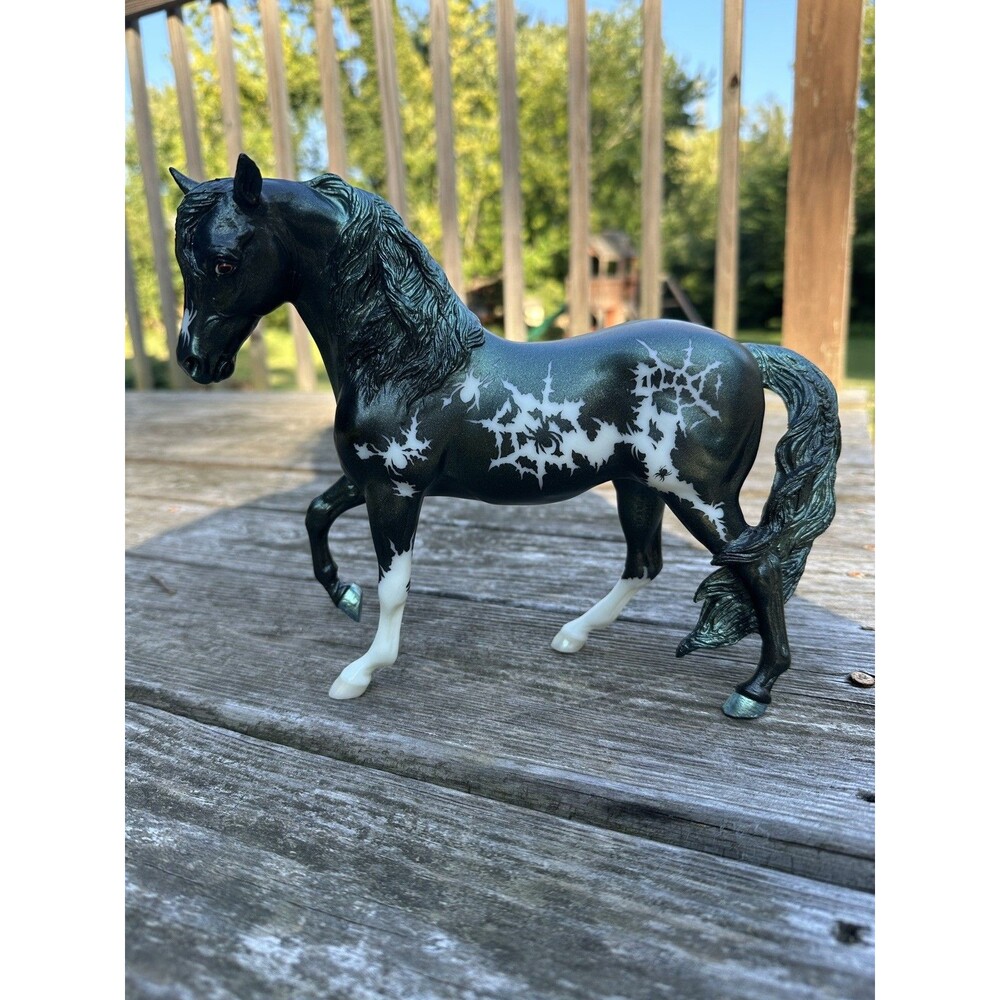 Breyer Merry Widow Spooky Glow-In-The-Dark 2003 Halloween Special Edition